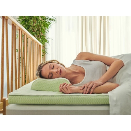 Kobieta śpiąca na materacu i poduszce Dormeo