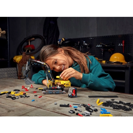 LEGO Technic Wytrzymała koparka 42121