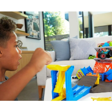 Hot Wheels Monster Trucks Demolka na Stacji Zestaw